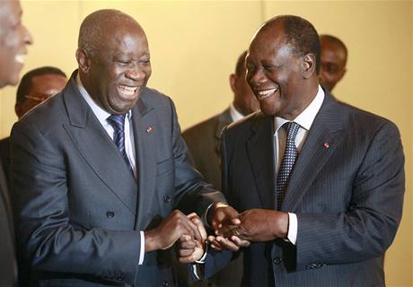 Prezidentsk volby vyvolaly v Pobe slonoviny nepokoje. Prezident Laurent Gbagbo (vlevo) a kandidt opozice Alassane Ouattara.