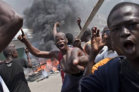 Prezidentské volby vyvolaly v Pobeí slonoviny nepokoje. Píznivci opozice vyli do ulic.