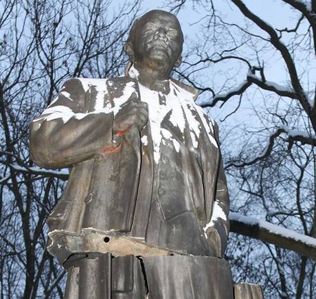 Pokozená Leninova socha na pedmstí v Petrohradu