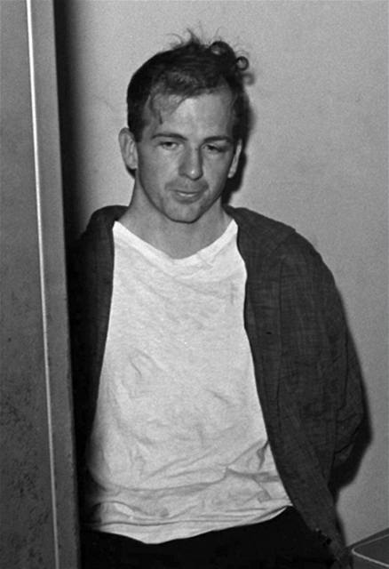 Lee Harvey Oswald na snímku z roku 1963. 