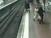 V madridském metru spadl do kolejit opilý mu. Policista mimo slubu ho zachránil.