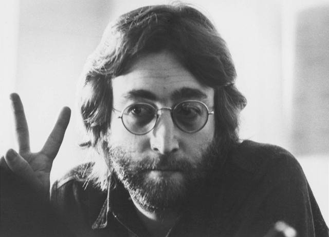 Aukční síň nabídla Lennonovy legendární kulaté brýle. I přes poškození se  prodaly za 4 miliony | Zajímavosti | Lidovky.cz