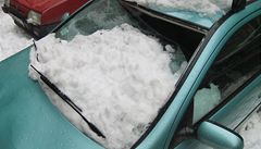 Rozbité auto pod náporem snhu