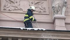 Hasii odstraují sníh ze stech