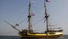 V sobotu byla v Suezu spu�t�na na vodu a v ned�li vyplula na mo�e replika korzárské plachetnice La Grace �eského mo�eplavce ze 17. století Augustina He�mana.