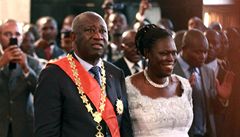 Prezident Pob�e�í slonoviny Laurent Gbagbo stojí vedle man�elky Simone Ehivet b�hem slavnostního slibu.