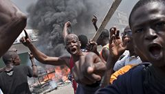 Tisce obyvatel prchaj z Pobe slonoviny, africk stty zvauj intervenci