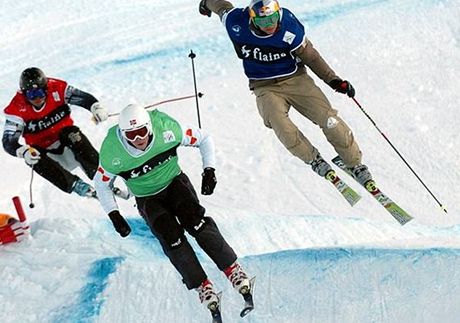 Tomá Kraus (vpravo) na trati skikrosu - archivní snímek z letoního lednového závodu Svtového poháru.