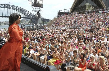 Americk modertorka Oprah Winfreyov ped Operou v Sydney, kde ji uvtalo asi 6 tisc divk.