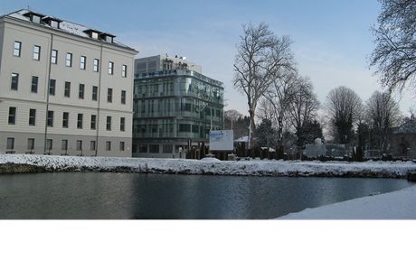 Institut vdy a techniky - v pvodních budovách nemocnice jsou seminární místnosti, vedle nové prosklené laboratoe a základy dalích laboratorních budov