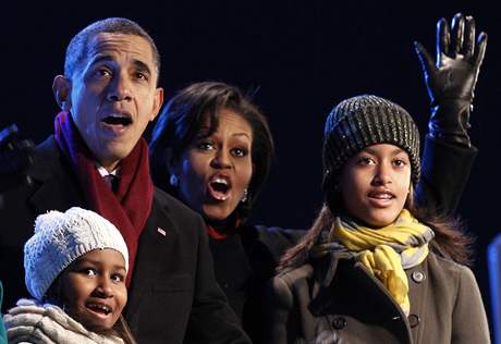 Obamovi ve Washingtonu rozsvítil národní vánoní strom 
