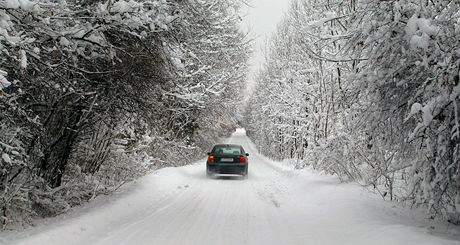 Silnice u Hradit na Tínsku, kde 15. prosince opt pibylo snhu. 