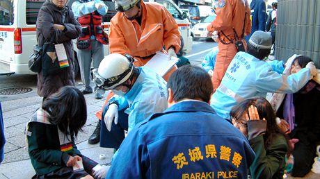 Tokijský mladík vtrhl s noem do autobusu s dtmi. Pobodal 13 lidí