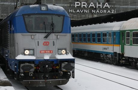 Nová lokomotiva koda 109e poprvé táhne osobní vlak.