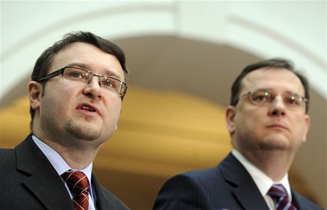 Ministr ivotního prostedí Pavel Drobil a premiér Petr Neas.
