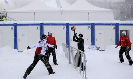 Závod ve skocích na lyích v Harrachov byl kvli poasí zruen (skokané hrají volejbal)