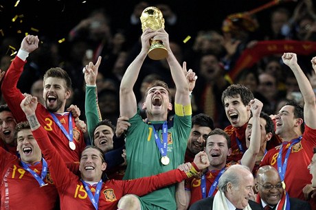 Španělsko - Nizozemsko (Španělé s trofejí).