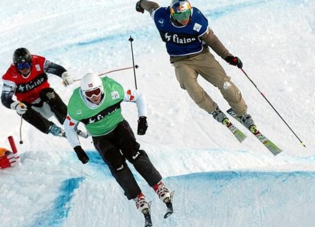 Tomáš Kraus (vpravo) na trati skikrosu - archivní snímek z letošního lednového závodu Světového poháru.