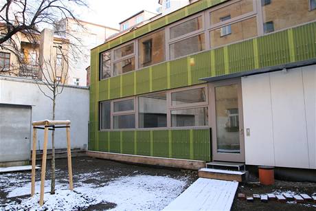 Dv�r je zat�m jen provizorn� upraven�, ale u� s vysazen�m stromem.