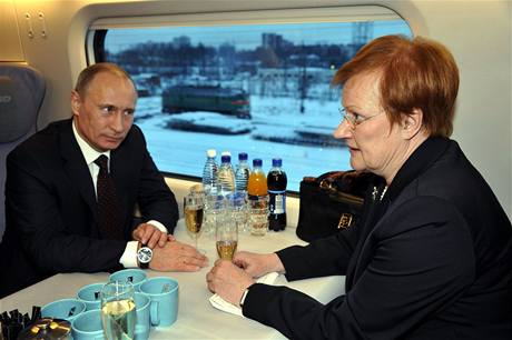 Finská prezidentka Tarja Halonenová a ruský premiér Vladimír Putin si jízdu vysokorychlostním vlakem pochvalovali. 