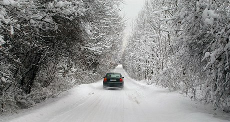 Silnice u Hradiště na Těšínsku, kde 15. prosince opět přibylo sněhu. 