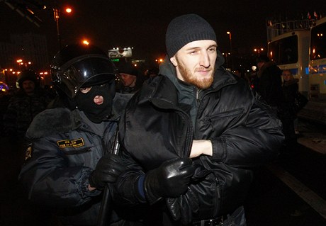 Moskevsk policie zatk nkolik set lid, aby pedela srkm mezi mladmi ruskmi nacionalisty a pisthovalci z Kavkazu.