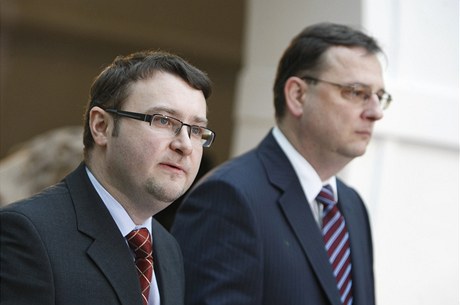 Ministr ivotního prostedí Pavel Drobil (vlevo) oznámil rezignaci