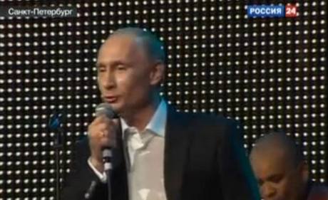 Putin zpvák: Pro charitu pje Armstrongovu píse.