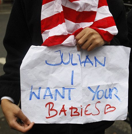 Jedna z Assangeovch obdivovatelek dr transparent Chci s tebou mt dti, Juliane