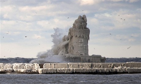 Zamrzlý maják West Pierhead u Erijského jezera. 