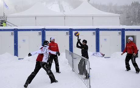 Závod ve skocích na lyžích v Harrachově byl kvůli počasí zrušen (skokané hrají volejbal)