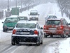 Nový sníh komplikoval dopravu také v Havíov-ivoticich. 