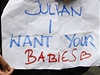 Jedna z Assangeových obdivovatelek drí transparent Chci s tebou mít dti, Juliane