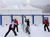 Závod ve skocích na lyích v Harrachov byl kvli poasí zruen (skokané hrají volejbal)