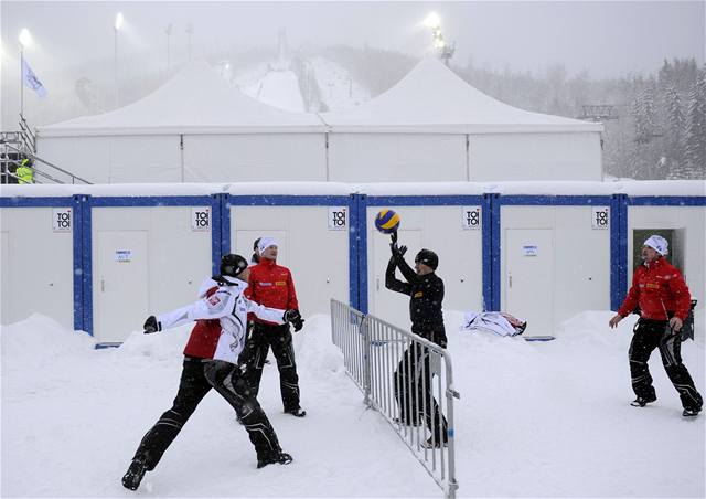 Závod ve skocích na ly�ích v Harrachov� byl kv�li po�así zru�en (skokané hrají volejbal)