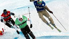 Tomá Kraus (vpravo) na trati skikrosu - archivní snímek z letoního lednového závodu Svtového poháru.