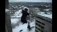 Mlad Rusov skou bungee jumping z oputnch panelk