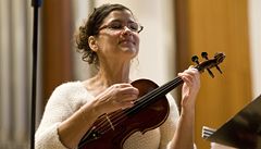 Zp�va�ka a houslistka Iva Bittová