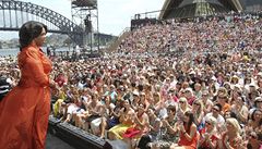 Americká moderátorka Oprah Winfreyová p�ed Operou v Sydney, kde ji uvítalo asi 6 tisíc divák�.