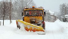 Silniái v Hraditi na Tinsku odstraují nový sníh.