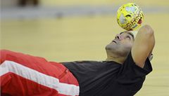 Žonglér Charalambos balancoval s míčkem na hlavě. Má rekord