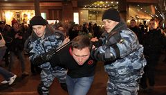 Chtli si pipomenout protesty proti Putinovi. Policie jich 50 zadrela