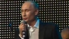 Putin na charitativnm veeru hrl na klavr a zpval Armstronga