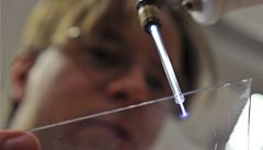 Nová laboratoř v Brně spojí nanovlákna s výzkumem plazmové tužky 