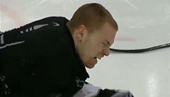 VIDEO: Skandál v KHL. Hráči Čechova brutálně zbili Červenku se Škoulou