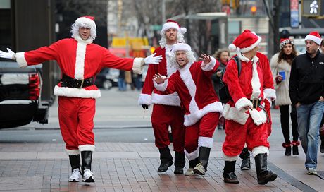 Pedvánoní New York: ulice jsou plné opilých Santa Claus.