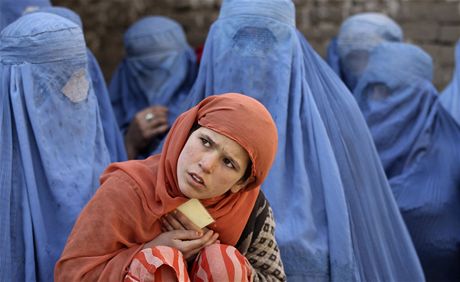 Afghánský televizní moderátor kritizoval azylové domy pro eny. Vnucují enám západní chování, tvrdí.  