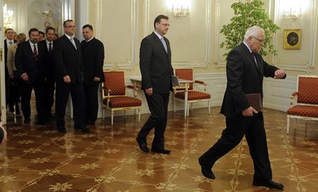 Prezident Václav Klaus sleduje hodinky cestou na tiskovou konferenci
