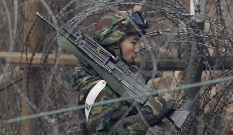 Jihokorejský voják poblí demilitarizované zóny u hranic se Sevení Koreou