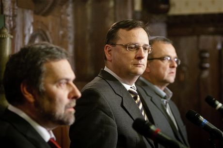 Ministr vnitra Radek John, premiér Petr Neas a ministr financí Miroslav Kalousek.